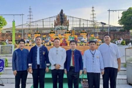 พิธีเทิดพระเกียรติพระนางจามเทวี และทำบุญตักบาตร เนื่องในวันคล้ายวันประสูติ ประจำปี 2568  วันพุธที่ 17 กันยายน 2568 นายธำรงค์ หน่อเรือง ผู้อำนวยการโรงเรียนจักรคำคณาทร จังหวัดลำพูน พร้อมคณะผู้บริหารฯ ร่วมพิธีเทิดพระเกียรติพระนางจามเทวี และทำบุญตักบาตร