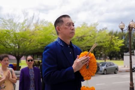 ประชุมคณะกรรมการสถานศึกษาขั้นพื้นฐานฯ ครั้งที่ 5/2568  วันพุธที่ 1 ตุลาคม 2568 ท่านสิธิชัย จินดาหลวง ประธานคณะกรรมการการศึกษาขั้นพื้นฐาน โรงเรียนจักรคำคณาทร จังหวัดลำพูน พร้อมด้วยคณะกรรมการการศึกษาขั้นพื้นฐาน ได้สักการะพระพุทธรูปประจำโรงเรียน