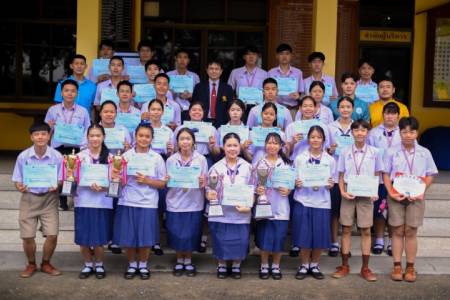 ประชาสัมพันธ์ข่าวสาร กลุ่มสาระการเรียนรู้สุขศึกษาและพลศึกษา การมอบรางวัลนักเรียนที่เข้าร่วมการแข่งขันกีฬา กลุ่มสาระการเรียนรู้สุขศึกษาและพลศึกษา โรงเรียนจักรคำคณาทร จังหวัดลำพูน ได้นำนักเรียนเข้าร่วม การแข่งขันกีฬาเยาวชนแห่งชาติ