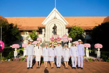 พิธีวางพวงมาลาถวายราชสักการะเนื่องในวันปิยมหาราช วันพฤหัสบดีที่ 23 ตุลาคม 2568 ผู้บริหาร คณะครูโรงเรียนจักรคำคณาทร จังหวัดลำพูน เข้าร่วมพิธีวางพวงมาลาถวายราชสักการะเนื่องในวันคล้ายวันสวรรคตพระบาทสมเด็จพระจุลจอมเกล้าเจ้าอยู่หัว