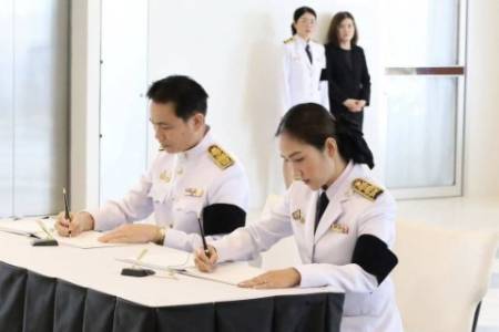 ผู้บริหารโรงเรียนร่วมพิธีถวายน้ำสรงพระบรมศพเบื้องหน้าพระฉายาลักษณ์ สมเด็จพระนางเจ้าสิริกิติ์ พระบรมราชินีนาถ พระราชชนนีพันปีหลวง 26 ตุลาคม 2568 นายธำรงค์ หน่อเรือง ผู้บริหารโรงเรียนจักรคำคณาทร จังหวัดลำพูน พร้อมคณะผู้บริหาร