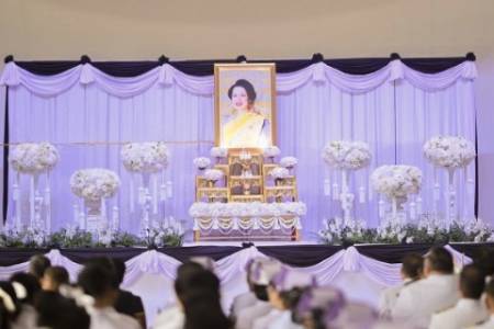 ผู้บริหารและนักเรียน โรงเรียนจักรคำคณาทร จังหวัดลำพูน ร่วมพิธีบำเพ็ญกุศลสัตตมวาร 7 วัน เพื่ออุทิศถวายเป็นพระราชกุศลสมเด็จพระนางเจ้าสิริกิติ์ พระบรมราชินีนาถ พระบรมราชชนนีพันปีหลวง ผู้บริหาร นำโดยนายธำรงค์ หน่อเรือง ผู้อำนวยการโรงเรียน