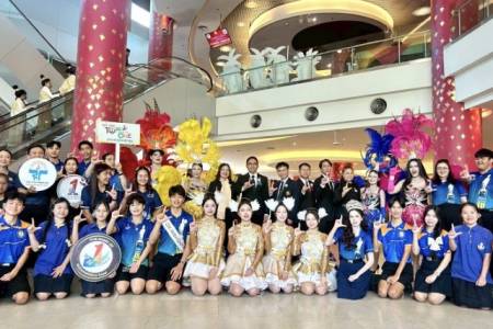 ชมรม TO BE NUMBER ONE  โรงเรียนจักรคำคณาทร จังหวัดลำพูน  นำเสนอผลการดำเนินโครงการ TO BE NUMBER ONE  ระดับภาคเหนือ ประจำปี 2569 วันพฤหัสบดีที่ 22 มกราคม 2569 นายธำรงค์ หน่อเรือง ผู้อำนวยการโรงเรียนจักรคำคณาทร จังหวัดลำพูนรวมให้กำลังใจกับนักเรียนชมรม 