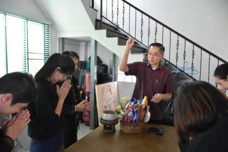 วันศุกร์ ที่ 17 เมษายน พ.ศ.2569 นายธำรงค์ หน่อเรือง ผู้อำนวยการโรงเรียนจักรคำคณาทร จังหวัดลำพูน พร้อมด้วยคณะผู้บริหาร ได้ร่วมสระเกล้าดำหัวและขอพรจากท่านสิธิชัย จินดาหลวง (อดีตผู้ว่าราชการจังหวัดลำปาง) ประธานคณะกรรมการสถานศึกษาขั้นพื้นฐาน