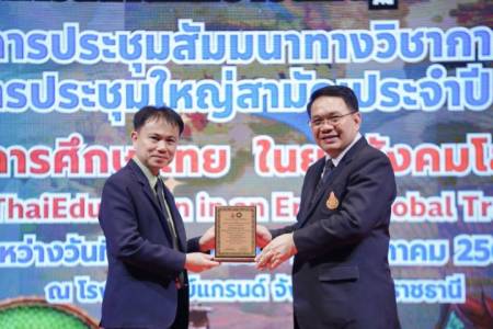 นายธำรงค์ หน่อเรือง ผู้อำนวยการโรงเรียนจักรคำคณาทร จังหวัดลำพูน ได้รับรางวัลกรรมการและเลขานุการกรรมการสถานศึกษาขั้นพื้นฐานดีเด่น ของสมาคมกรรมการสถานศึกษาขั้นพื้นฐานแห่งประเทศไทย โดยนายประเสริฐ จันทร์รวงทอง รัฐมนตรีว่าการกระทรวงศึกษาธิการ