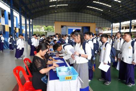 ลงทะเบียนเรียน ภาคเรียนที่ 1 ปีการศึกษา 2569 โรงเรียนจักรคำคณาทร จังหวัดลำพูน วันศุกร์ที่ 15 พฤษภาคม 2569 โรงเรียนจักรคำคณาทร จังหวัดลำพูน โดยกลุ่มบริหารวิชาการ ร่วมกับกลุ่มบริหารกิจการนักเรียนได้ดำเนินการจัดกิจกรรมลงทะเบียนเรียนสำหรับนักเรียนทุกระดับชั้น