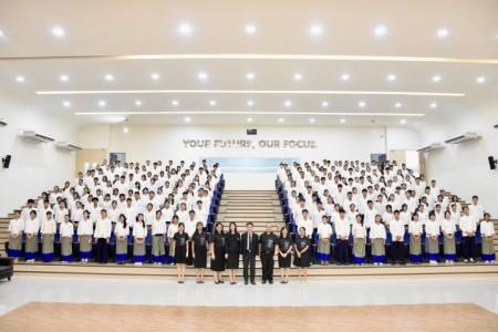 พิธีมอบเกียรติบัตรนักเรียนเรียนดี ประจำปีการศึกษา 2568  โรงเรียนจักรคำคณาทร จังหวัดลำพูน วันศุกร์ที่ 22 พฤษภาคม 2569 นายธำรงค์ หน่อเรือง ผู้อำนวยการโรงเรียนจักรคำคณาทร จังหวัดลำพูน เป็นประธานในพิธีมอบเกียรติบัตรแก่นักเรียนที่มีผลการเรียนดี
