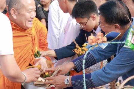 พิธีทำบุญตักบาตร เนื่องในวันคล้ายวันสถาปนาครบรอบ 122 ปี โรงเรียนจักรคำคณาทร จังหวัดลำพูน วันศุกร์ที่ 12 มิถุนายน 2569 นายธำรงค์ หน่อเรือง ผู้อำนวยการโรงเรียนจักรคำคณาทร จังหวัดลำพูน พร้อมด้วยคณะผู้บริหาร คณะครู แขกผู้มีเกียรติ และนักเรียน ร่วมพิธีทำบุญ