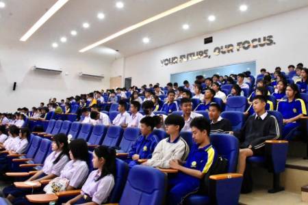 กิจกรรมช่าง Pitch ปี2 ณ หอประชุมดาราดิเรกโรงเรียนจักรคำคณาทร จังหวัดลำพูน วันอังคารที่ 16 มิถุนายน 2569 นักเรียนโรงเรียนจักรคำคณาทร จังหวัดลำพูนเข้าร่วมกิจกรรมช่าง Pitch ปี2 จากอาจารย์คณะวิศวกรรมศาสตร์ มหาวิทยาลัยเชียงใหม่ เพื่อพัฒนาและส่งเสริมศักยภาพ