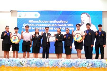 พิธีมอบใบประกาศเกียรติคุณ เพื่อเชิดชูเกียรติและสร้างขวัญกำลังใจแก่หน่วยงาน ชมรม และสมาชิกผู้มีผลงานดีเด่น ชมรม TO BE NUMBER ONE จังหวัดลำพูน วันอังคารที่ 30 มิถุนายน พ.ศ. 2569 นายธำรงค์ หน่อเรือง ผู้อำนวยการโรงเรียนจักรคำคณาทร จังหวัดลำพูน พร้อมด้วยคณะครู